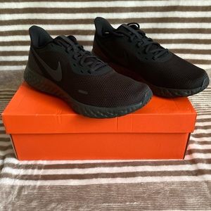 Nike Revolution 5